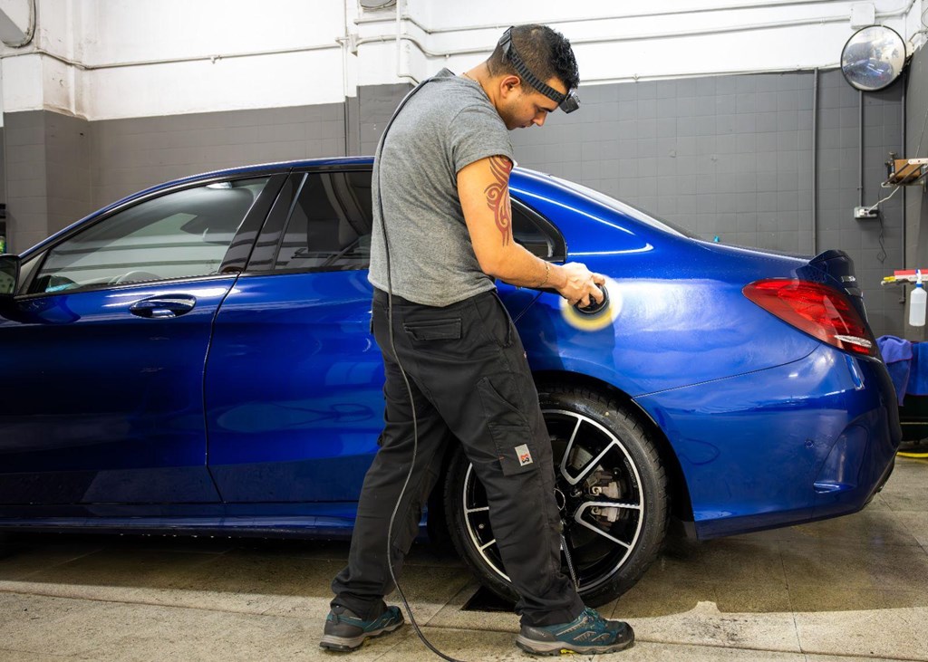 Foto 1 El secreto de una carrocería 10 está en el pulido profesional de coches en Ferrol