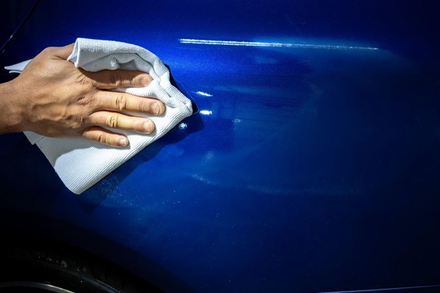 El secreto de una carrocería 10 está en el pulido profesional de coches en Ferrol - Imagen 1