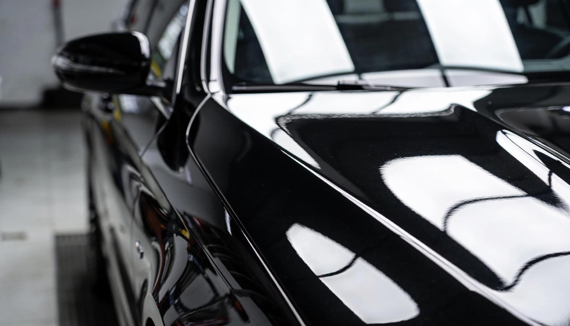 Detalle de un coche reluciente tras el detailing en Al Detail Ferrol