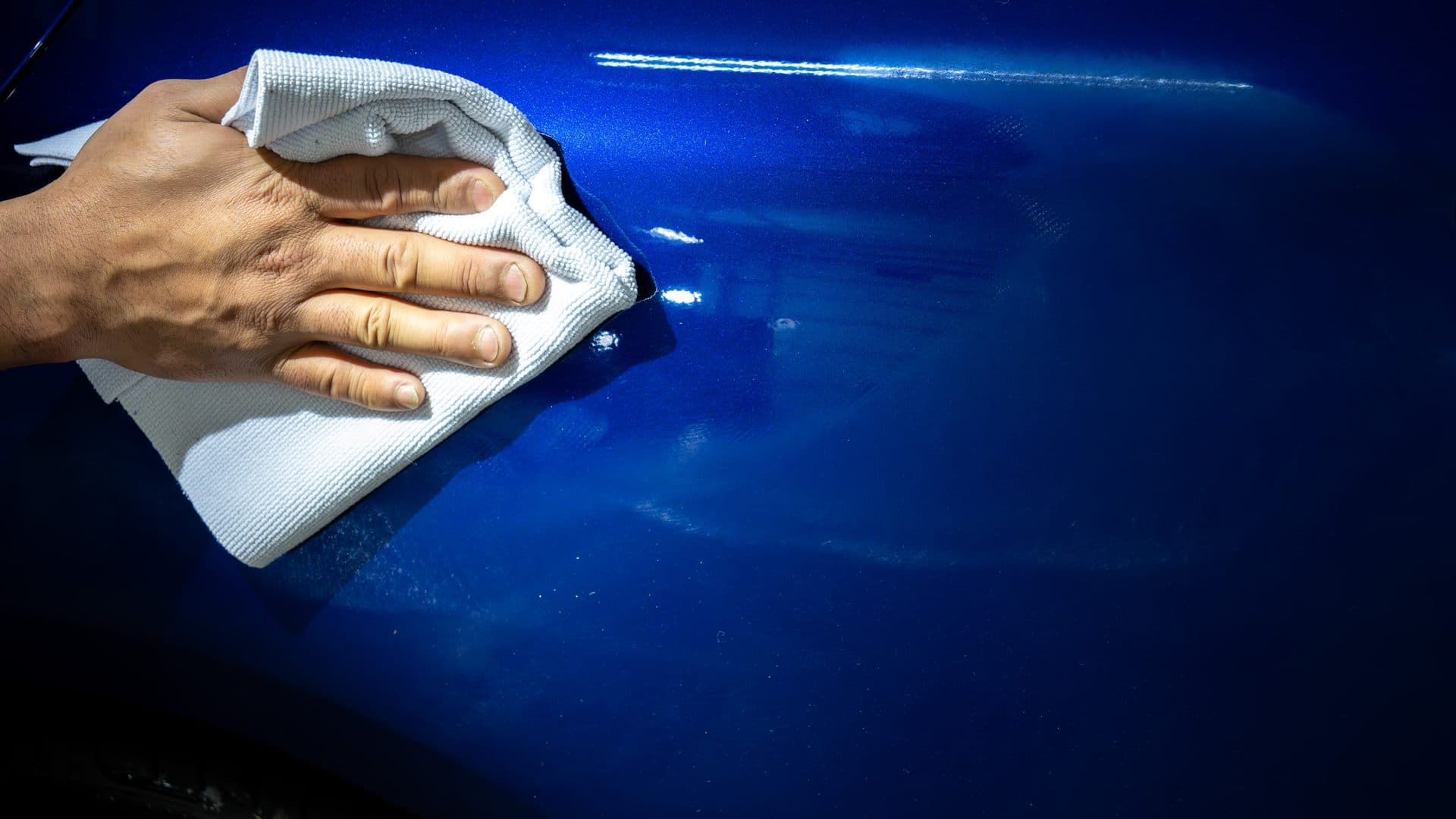 Detalle de la carrocería pulida de un coche en Al Detail Ferrol