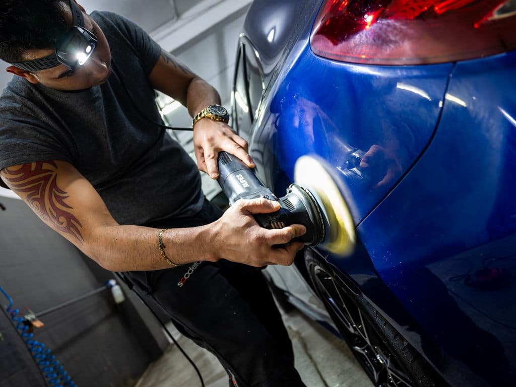 Proceso de detailing exterior de un coche en Al Detail Ferrol