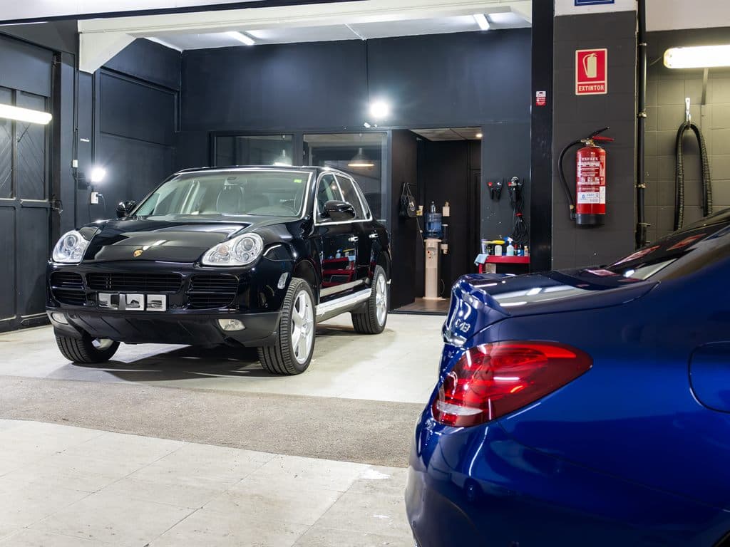 Especialista de Al Detail resolviendo dudas sobre el detailing en Ferrol