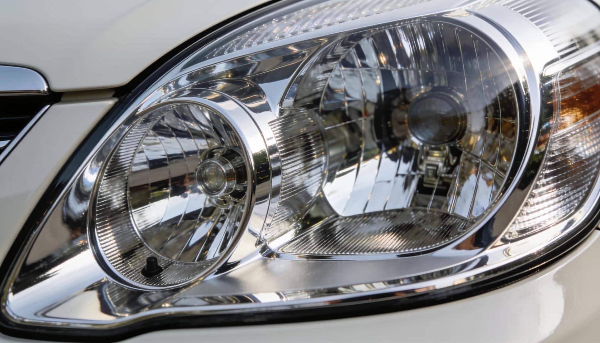 Detalle de un faro de coche pulido en Al Detail Ferrol