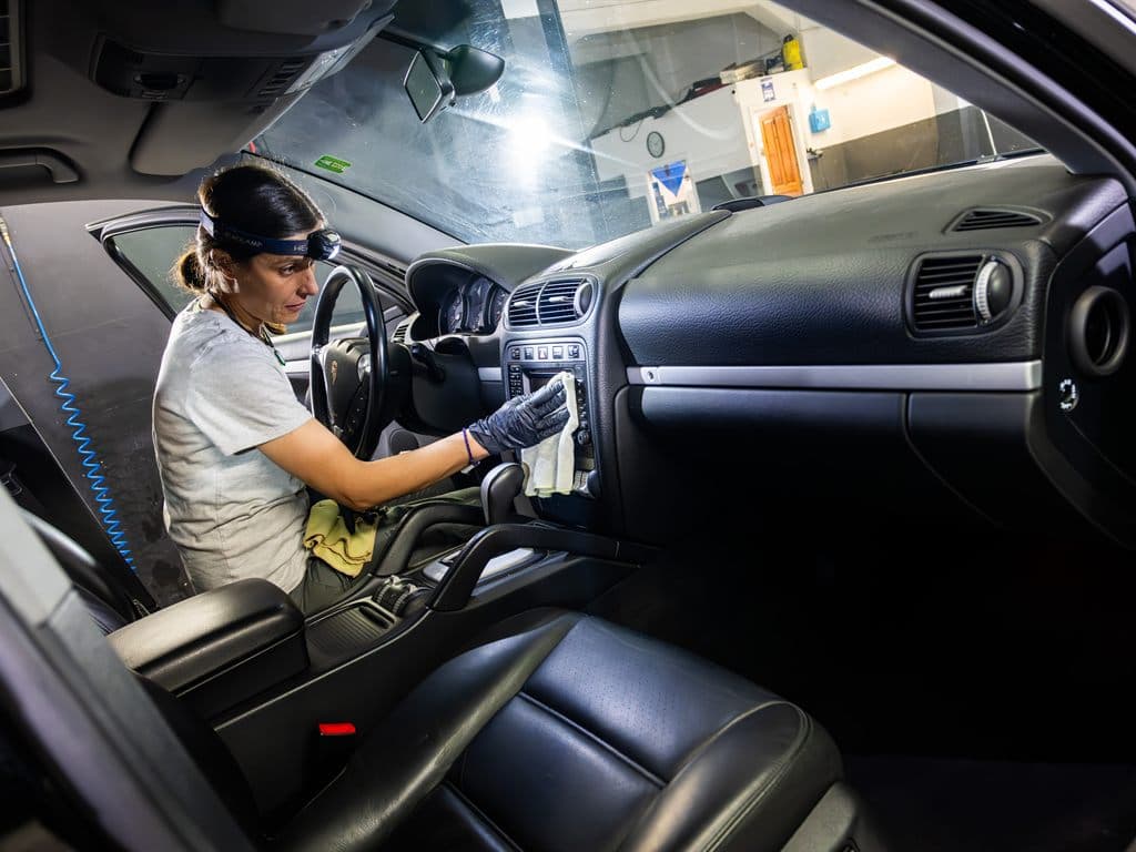 Interior de un coche limpio tras el detailing en Al Detail Ferrol