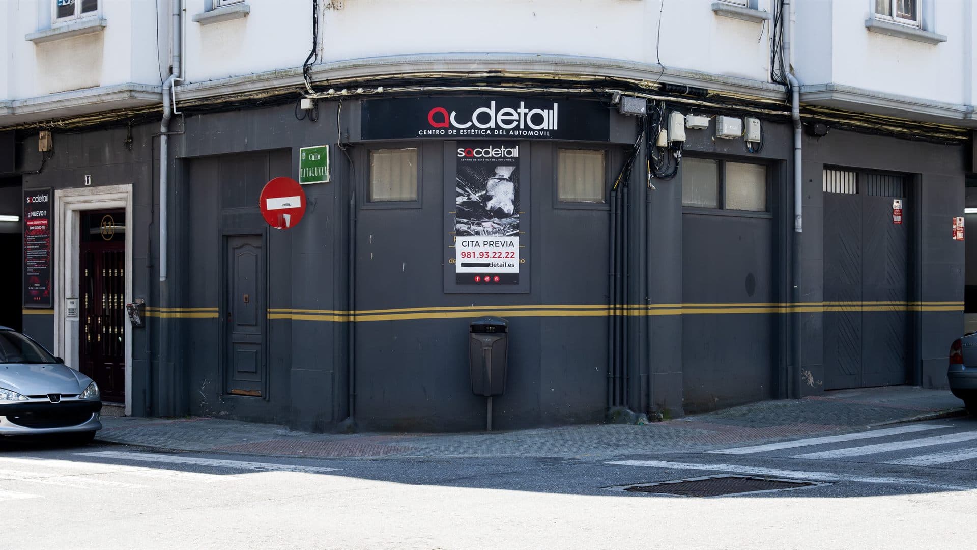 Coche entrando al centro de detailing Al Detail en Ferrol