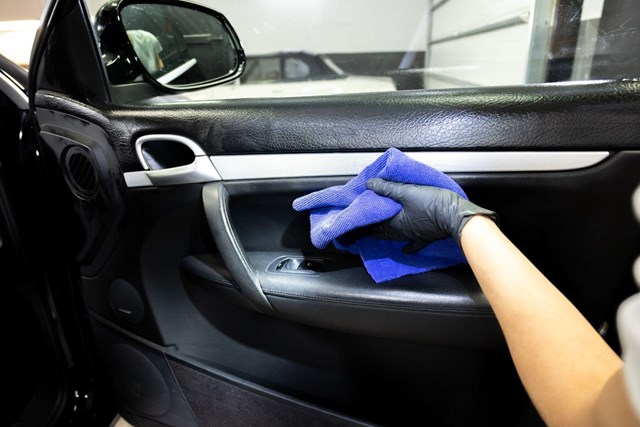 Manchas, olores y desgaste tienen solución: limpieza y desmanchado de tapicerías de coche en Ferrol - Imagen 1