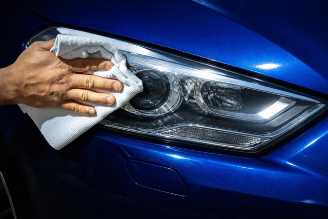 Más luz y más seguridad al volante: lijado y lacado de faros con polímero líquido en Ferrol - Imagen 1