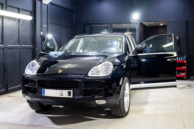 Prepara tu coche para brillar: descontaminación de pintura de coche en Ferrol - Imagen 1